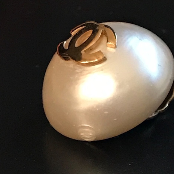 1980s CHANEL PEARL EARRINGS CLIP ON GOLD CC LOGOS - Picture 7 of 7